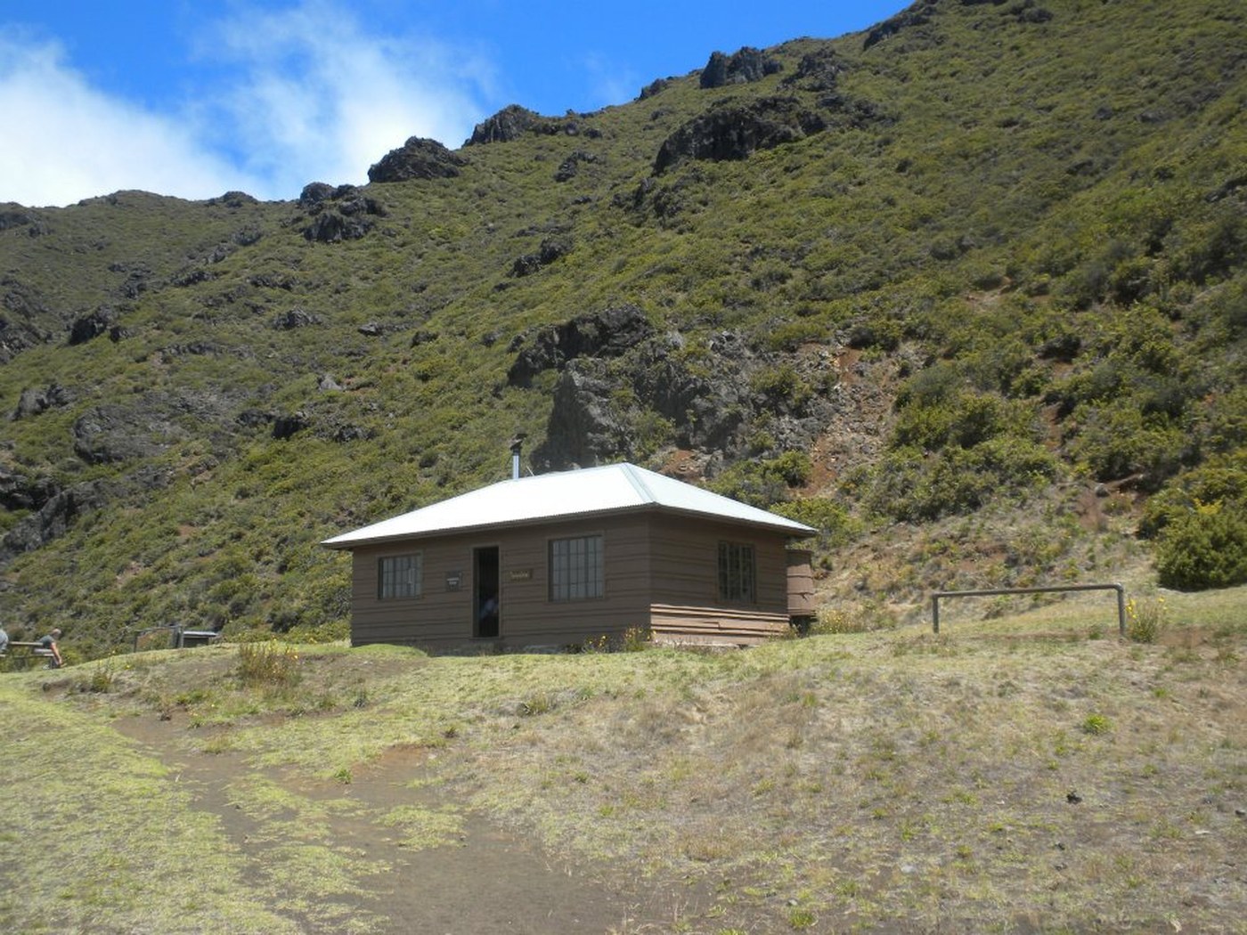 Kapalaoa Cabin in the open volcanic landscape along Keoneheʻeheʻe Trail